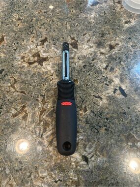 OXO Good Grips Stainless Steel Vegetable Peeler Black Ergonomic Handle Kitchen